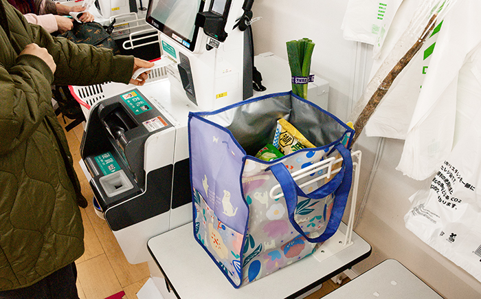 セルフレジでバッグを利用している写真